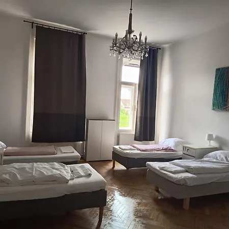 Klauzal Hostel *